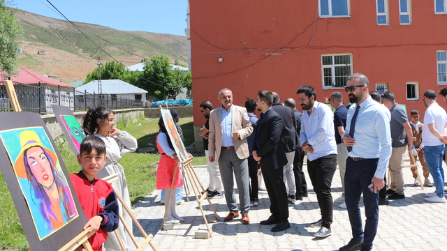 Karlıova'da öğrencilerden yıl sonu resim sergisi