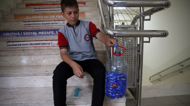 Kastamonu'da ortaokul öğrencileri tekerlekli sandalye için 30 torba mavi kapak topladı