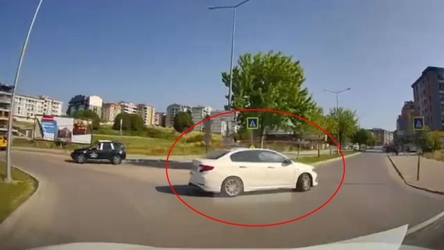 Yanlış yoldan otomobiliyle drift atarak döndü; o anlar kamerada