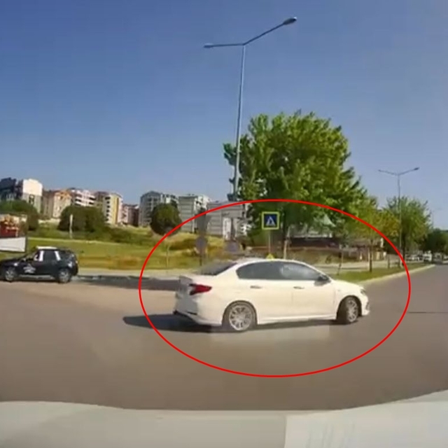 Yanlış yoldan otomobiliyle drift atarak döndü; o anlar kamerada
