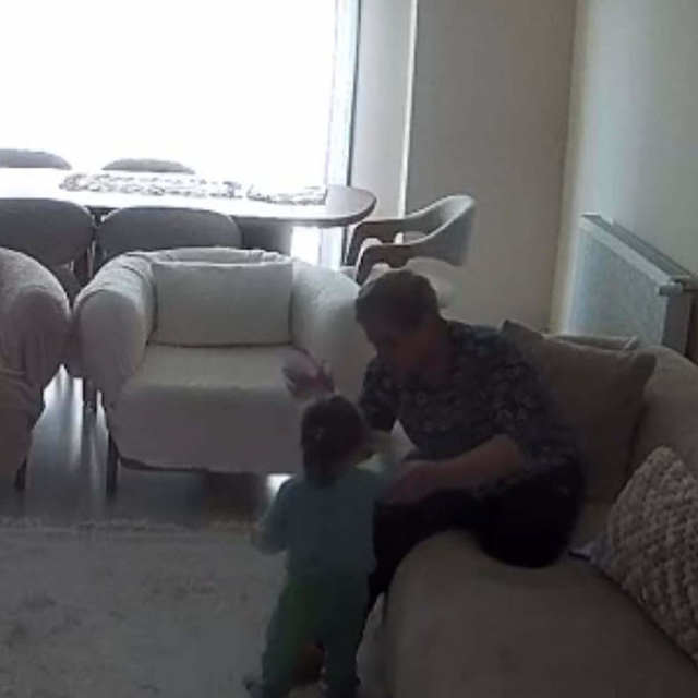 2 yaşındaki çocuğa şiddet uygulayan bakıcıya 2 yıl 7 ay hapis ve tahliye