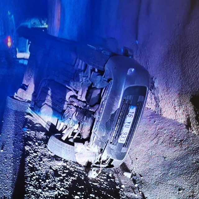 Otomobil su kanalına düşüp, istinat duvarına çarptı; 2 yaralı