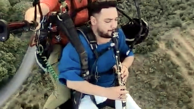 Yamaç paraşütü ile uçarken klarnet çaldı
