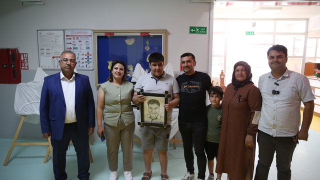 Gönüllü ressamlar, Adıyaman'da eğitim gören özel çocuklara resimlerle umut oldu