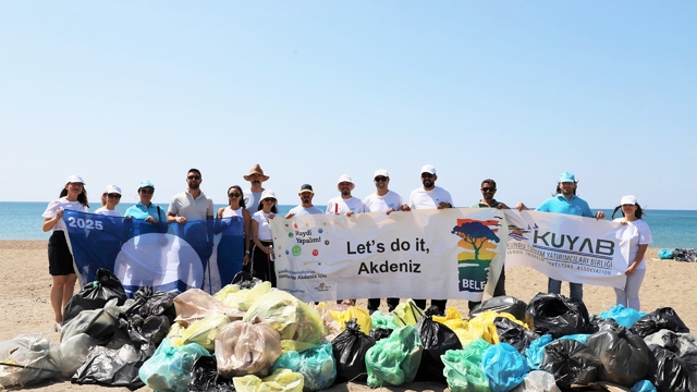 Antalya'da Kumköy sahilinde deniz kaplumbağaları için temizlik yapıldı