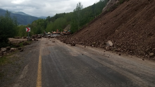 Ardahan'da toprak kayması meydana gelen yolda genişletme çalışması başlatıldı