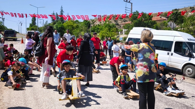 Kırıkkale'de öğrenciler atık malzemelerden yapılan tornetlerle yarıştı