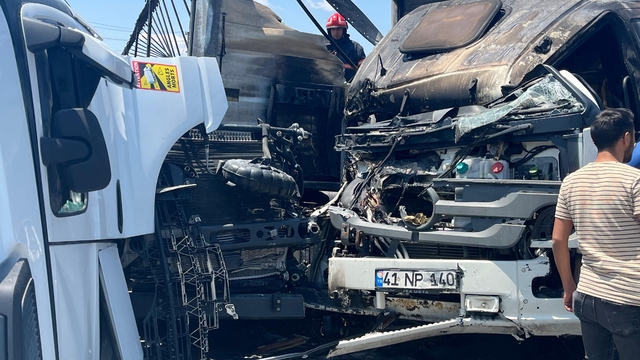 Sakarya'da karşı şeride geçen TIR, 2 TIR'a çarptı: 1 ölü, 2 yaralı (2)