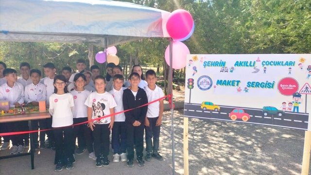 Sarayönü Kaymakamı Çakmak, dereceye giren öğrencileri ödüllendirdi