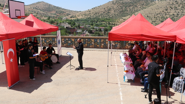 Batman Üniversitesi öğrencileri köy okulunda konser verdi