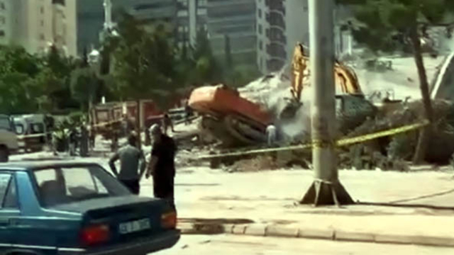 İş makinesi operatörü, yıktığı binanın altında kaldı