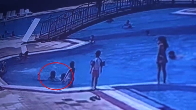 Boğulma tehlikesi geçiren çocuğu cankurtaran kurtardı; o anlar kamerada