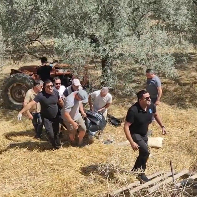 Devrilen traktörün altında kalan sürücü öldü