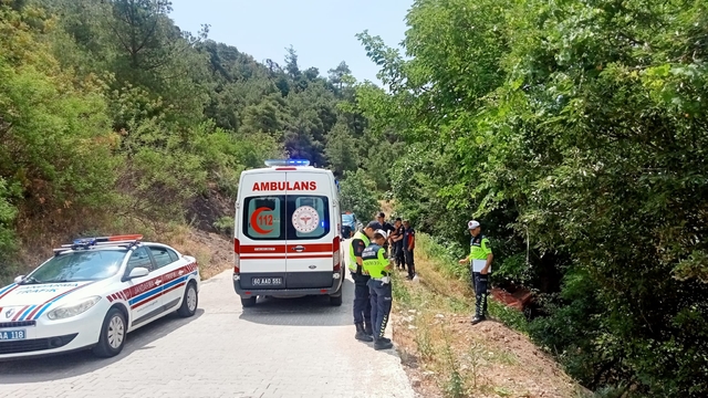 Tokat'ta ağaca çarpan otomobildeki 3 kişi yaralandı