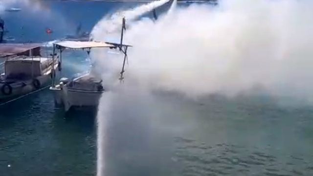 Yanan tekneye hortum, jet ski ve flyboard ile müdahale