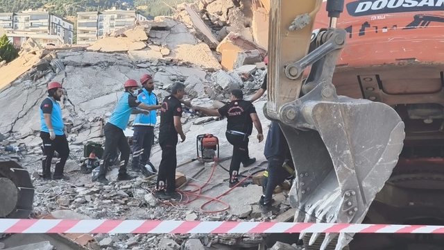 İş makinesi operatörü, yıktığı binanın altında kalıp, hayatını kaybetti (2)