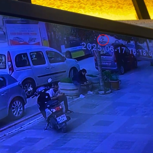 Özel halk otobüsü ile çarpışan motosikletin sürücüsü yaralandı; kaza kamera...