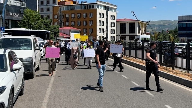 Bingöl'de Mirzan Mahallesi sakinleri su sorunlarının çözülmesi için yürüyüş yaptı