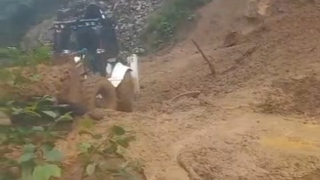 Rize'de heyelan; kapanan köy yolu ulaşıma açıldı