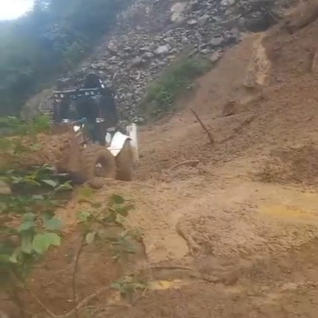 Rize'de heyelan; kapanan köy yolu ulaşıma açıldı