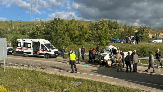 Bayburt'ta tır ile kamyonetin çarpışması sonucu 1 kişi öldü, 2 kişi yaralandı
