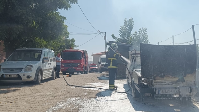 Siirt'te park halindeki otomobilde çıkan yangın söndürüldü