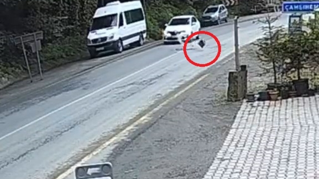Rize'de seyir halindeki otomobilin önüne kaya düştü; o anlar kamerada
