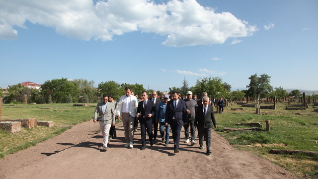 Bitlis Valisi Karakaya ve Okçular Vakfı Başkanı Topbaş, Malazgirt Zaferi'nin kutlanacağı alanı inceledi