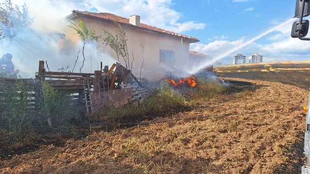 Çorum'da çıkan yangında yaklaşık 120 dekar buğday tarlası yandı