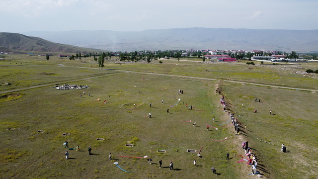 Kars'ta çocuklar uçurtma şenliğiyle eğlendi