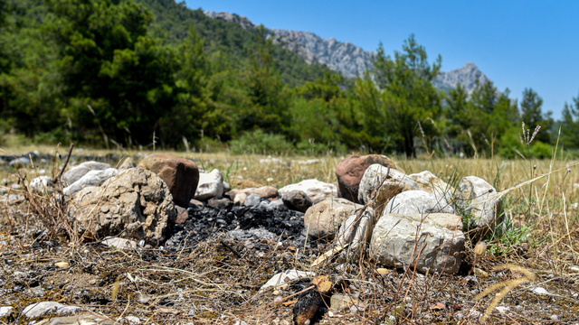 Ormanlarda yangın riski; gelişigüzel cam şişe atıp, ateş yakmışlar