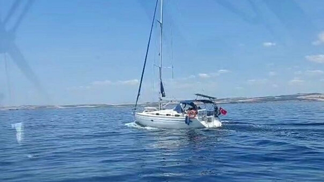 Yelkenli teknede 52 kaçak göçmen ile 2 organizatör yakalandı