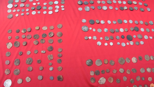 İzmir'de 2 bin 305 adet sikke ele geçirildi