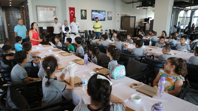 Hatay'da 1200 öğrenciye tescilli kömbenin yapımı öğretildi