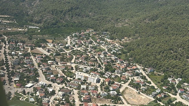 Antalya'da çıkan orman yangınına müdahale ediliyor