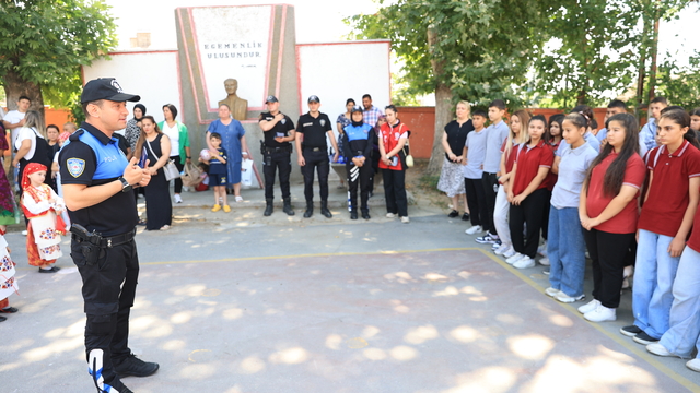 Edirne'de polislerden öğrencilere "serinlemek için nehirlere girmeyin" uyarısı