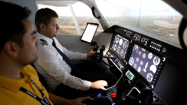 Pilot adayları simülasyon merkezinde gerçek zamanlı uçuş deneyimi yaşıyor