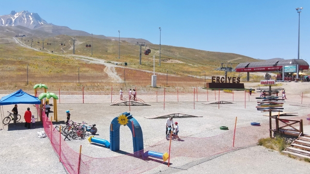 Erciyes'te çocuk bisiklet ve aktivite parkının sezonu açıldı