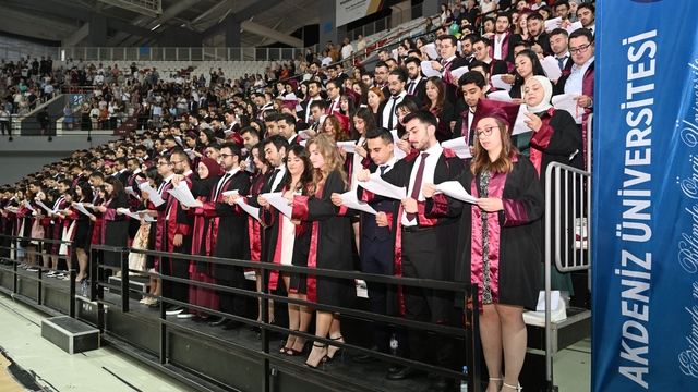 Akdeniz Üniversitesi Tıp Fakültesinden mezun olan öğrenciler yemin etti