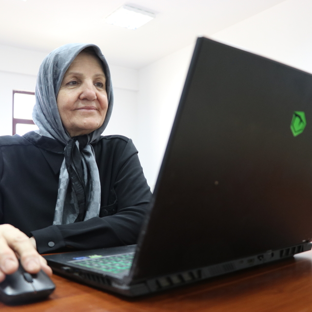 Sınıf arkadaşlarının "Selma teyzesi" meslek yüksekokulunu bitirdi