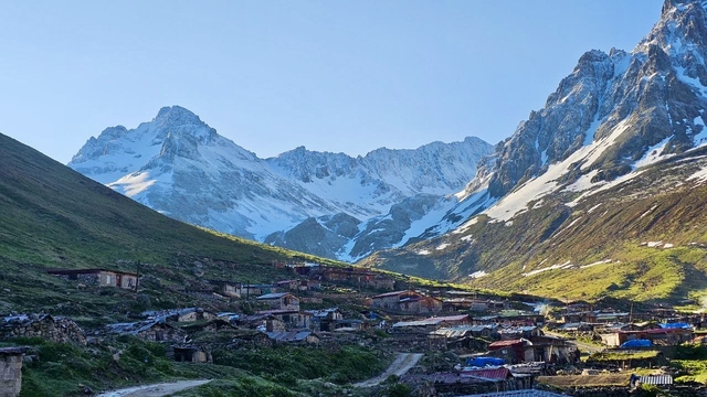 Rize'de bazı yaylaların yüksek kesimlerine kar yağdı