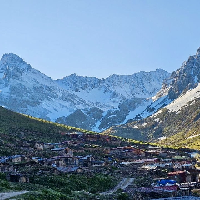 Rize'de bazı yaylaların yüksek kesimlerine kar yağdı