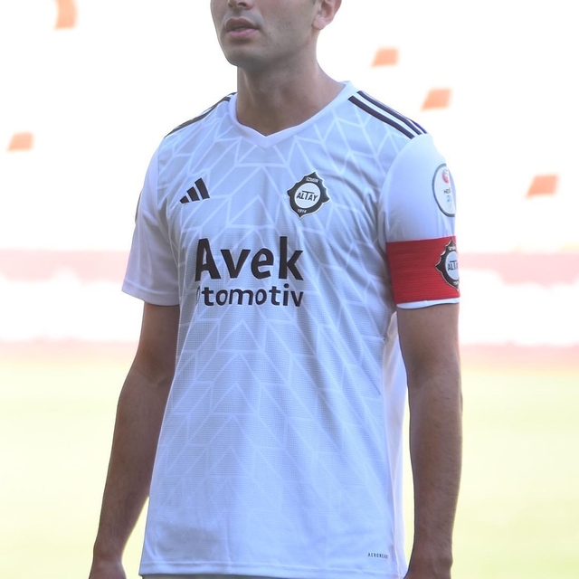 Altay'da 2 oyuncu daha serbest