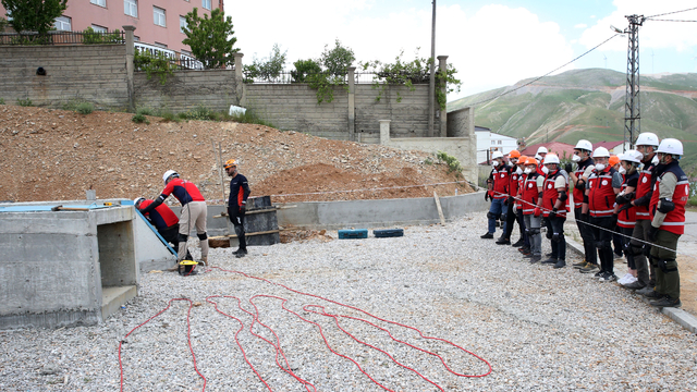 Bitlis'te öğretmen ve memurlar aldıkları eğitimle "AFAD gönüllüsü" oluyor