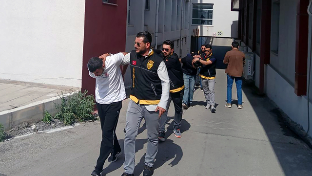 Husumetlisi zannedip, kapıda bekleyen kardeşi öldürdü