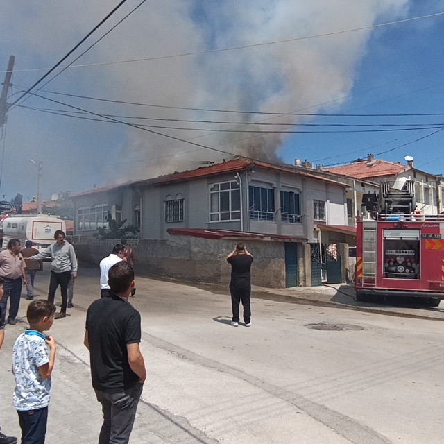 Şarkışla'da bir evin çatısında çıkan yangın söndürüldü