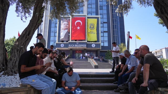 İzmir'de iki belediyede işçiler iş bıraktı