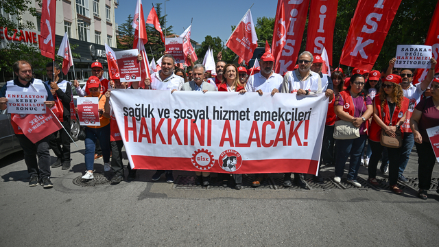 DEV-Sağlık-İş'ten Çalışma ve Sosyal Güvenlik Bakanlığı önünde basın açıklaması