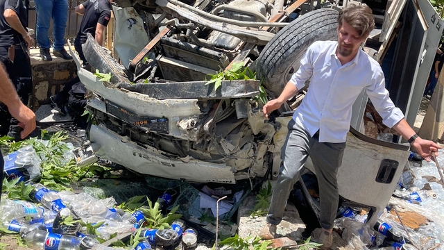 Freni boşalan kamyonet, taksi ve kaldırıma çarpıp takla attı: 4 yaralı