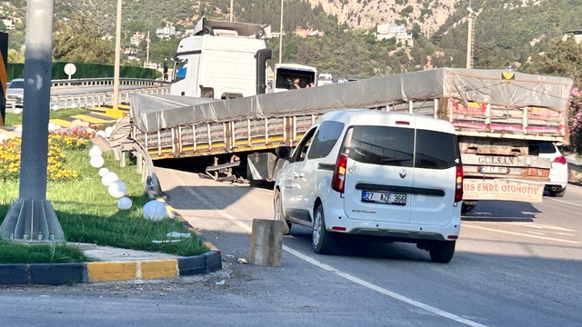 Hatay'da seyir halindeki tırın dorsesi yerinden çıktı